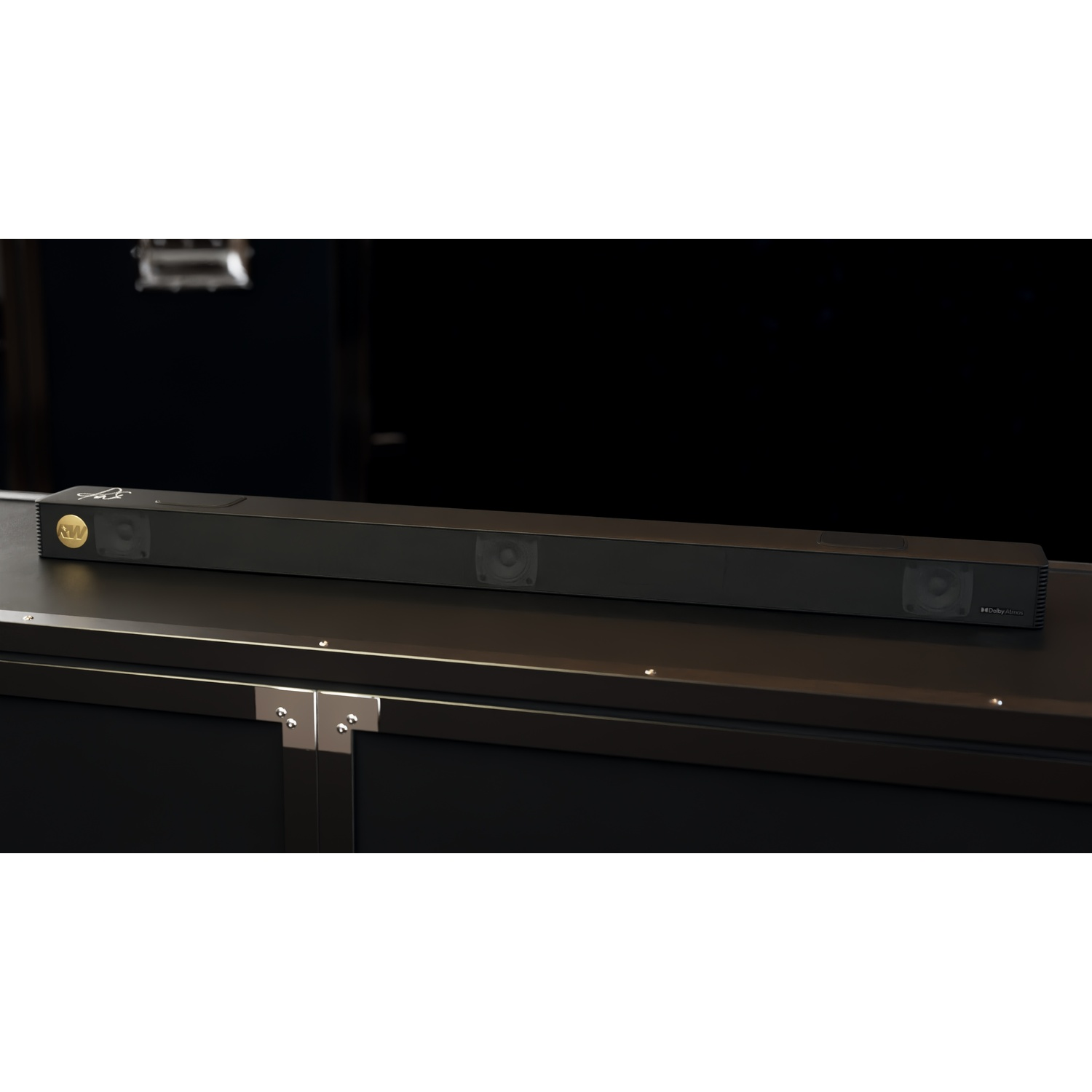 Soundbar nero su mobile scuro con logo Dolby Atmos.