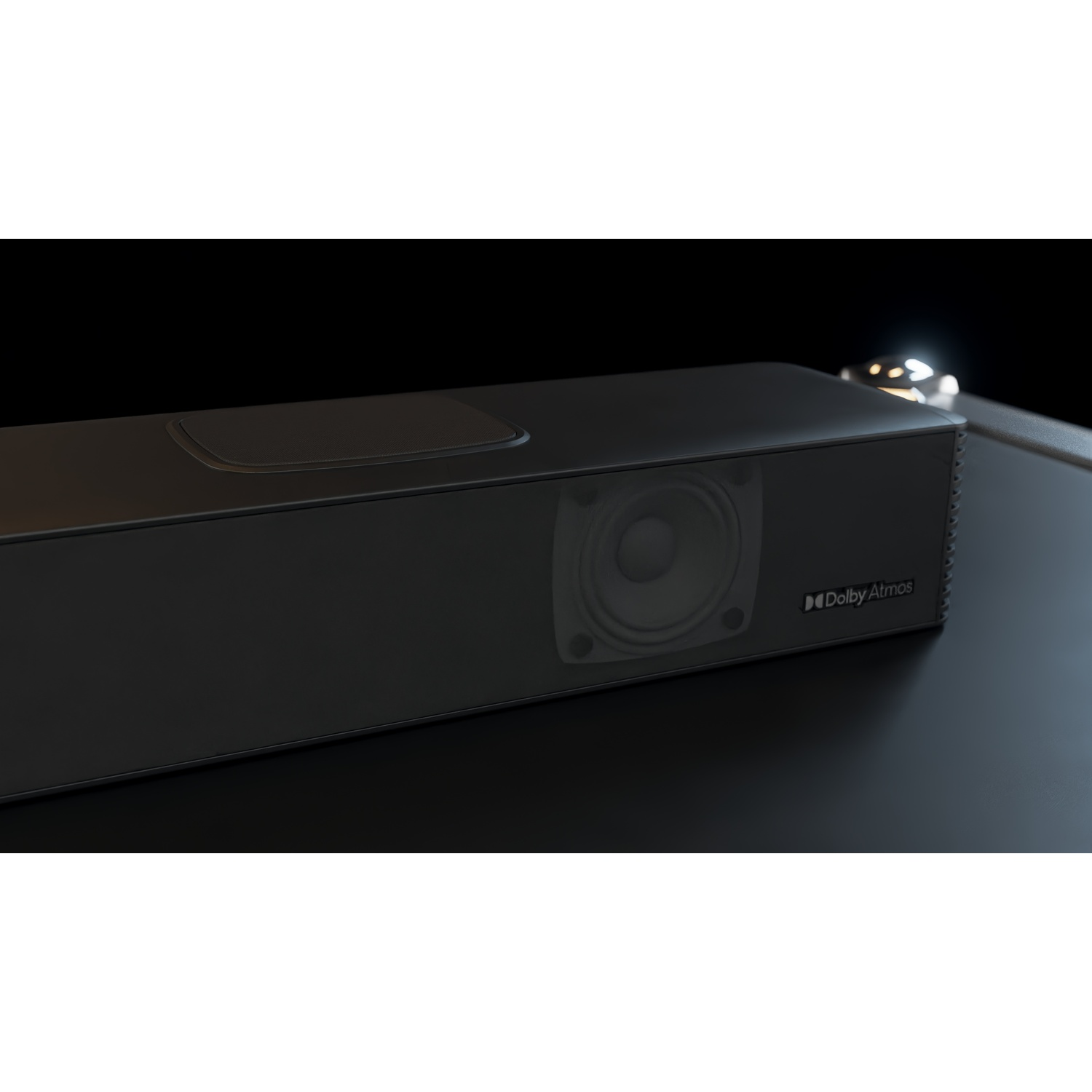 Altoparlante nero con logo Dolby Atmos su sfondo scuro.
