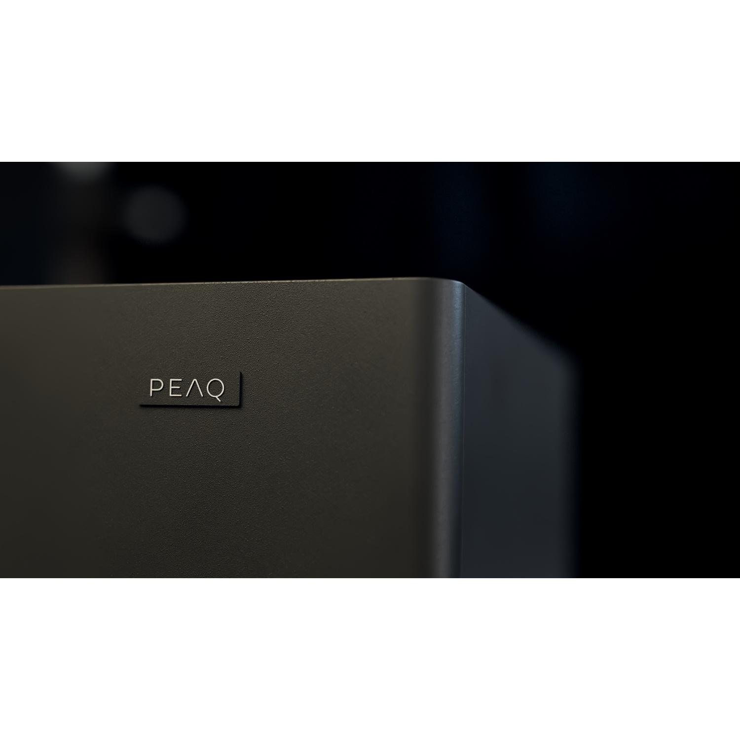 Un altoparlante scuro e rettangolare con il logo PEAQ sul lato sinistro.