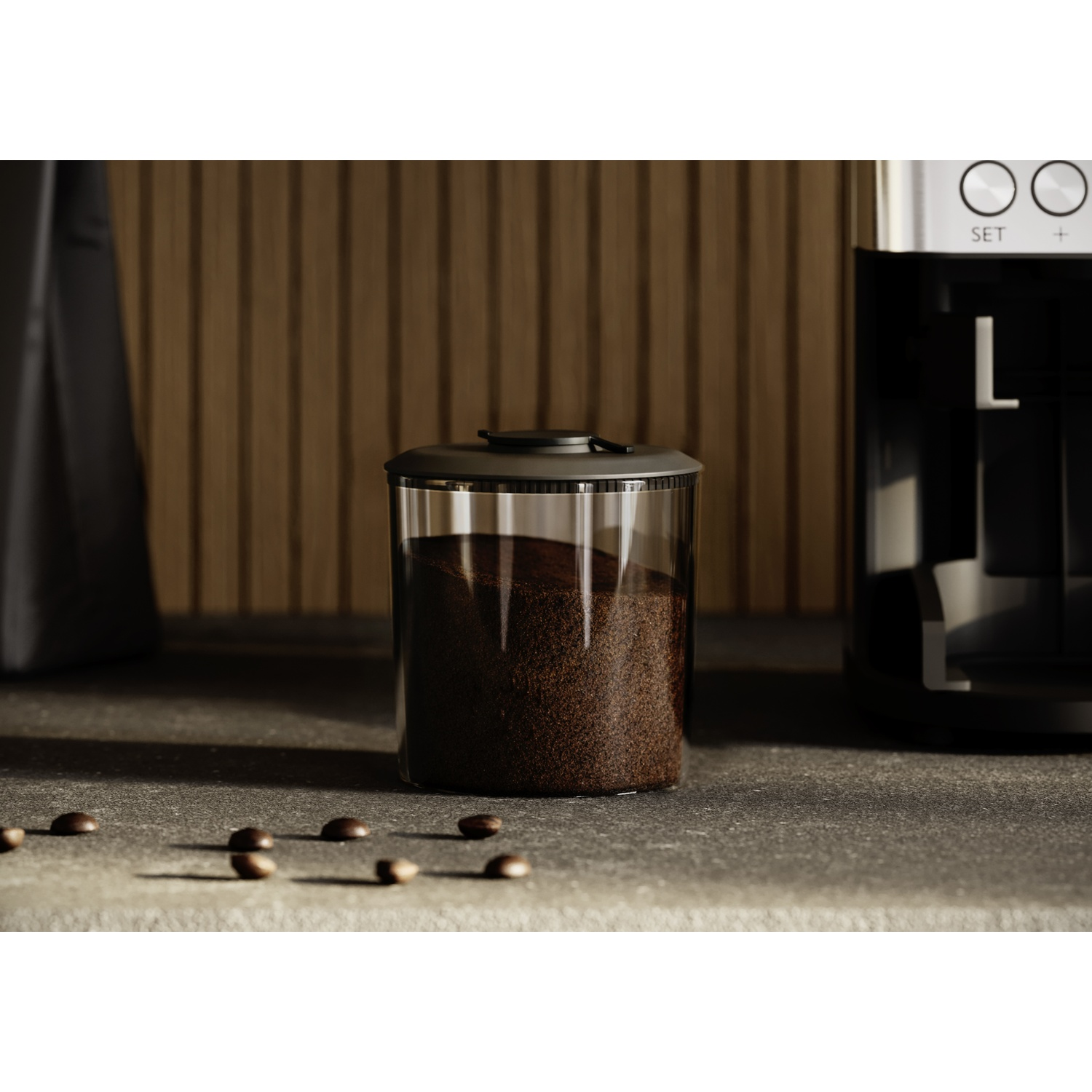 Koffiebonen in een glazen pot naast een koffiezetapparaat.