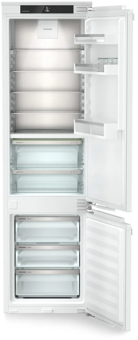 Ein leerer, weißer Kühlschrank mit offener Tür und Glasregalen. Oben sind 5°C, unten -18°C.