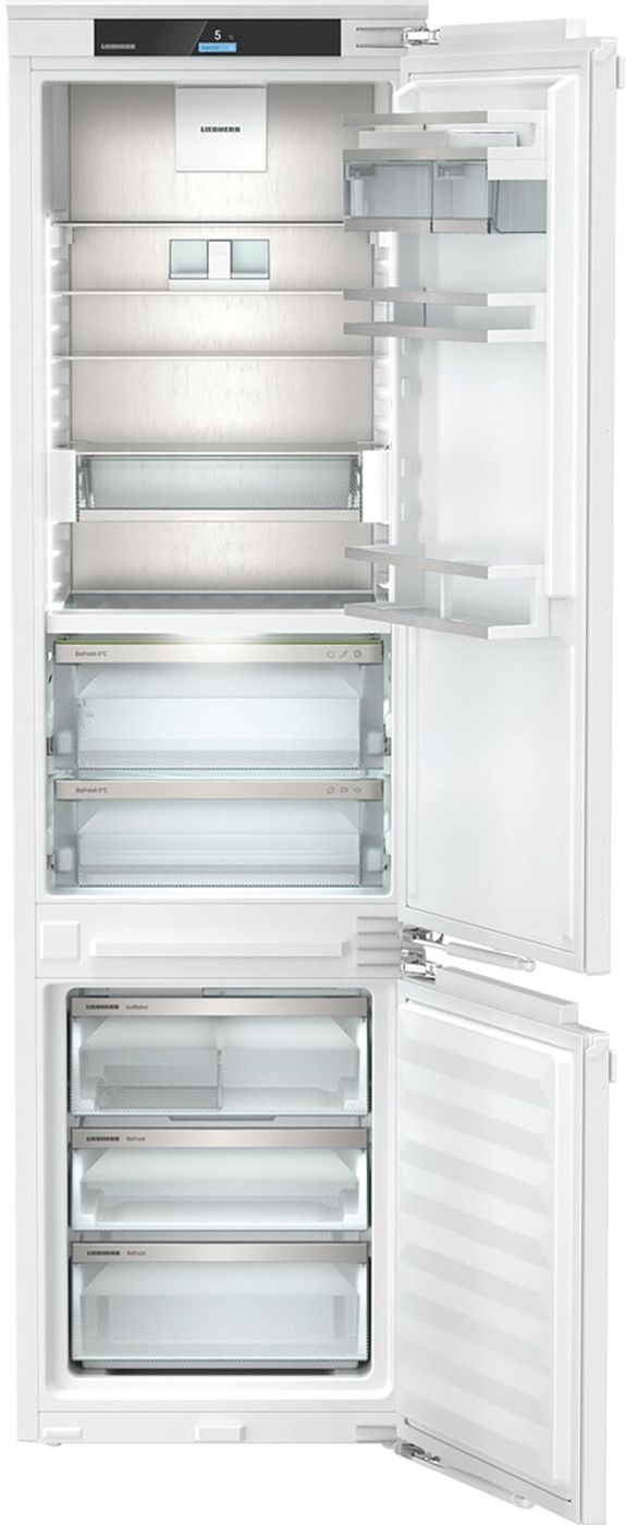 Ein offener weizer Kõhlschrank mit Glasablagen und Schubladen.