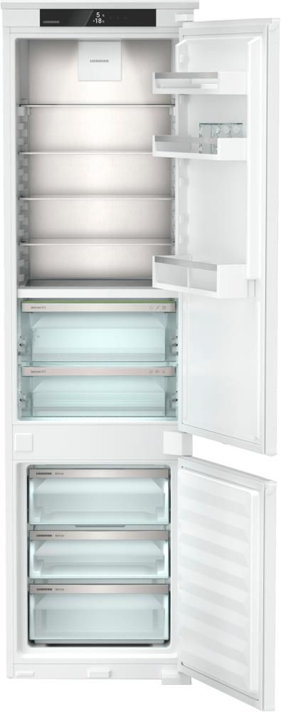 Ein weißer Kühlschrank mit offener Tür, drei Glasböden und drei Schubladen.