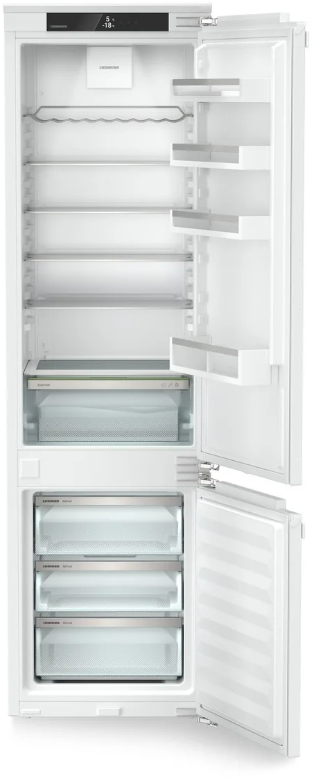 Ein weier Khlschrank mit offenen Tren, sichtbare Regale und Schubladen.