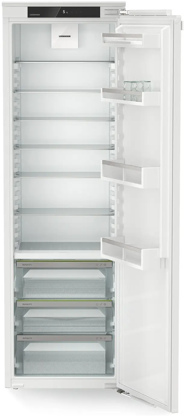 Ein weißer Kühlschrank mit offener Tür, Glasböden und Schubladen.