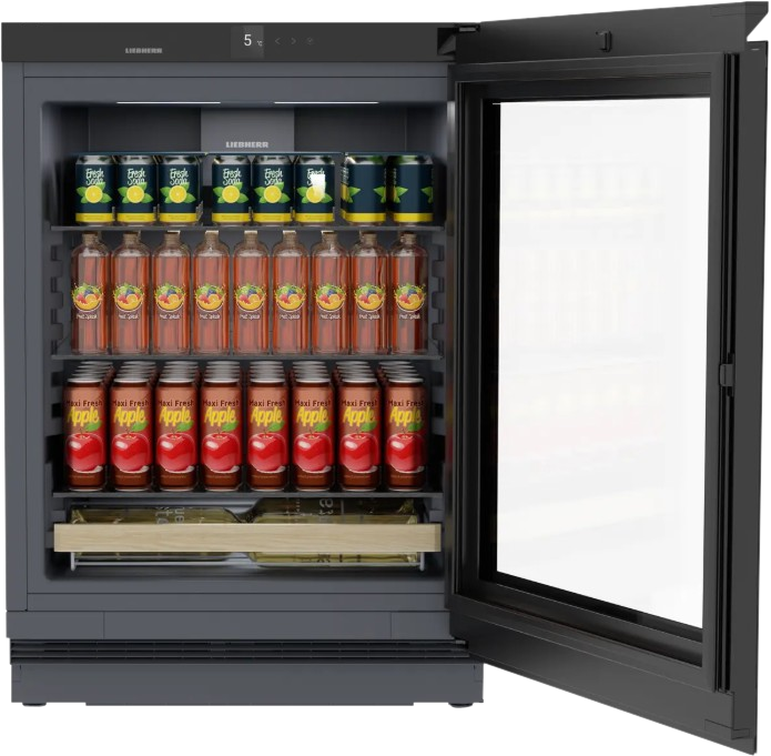 Ein offener Kühlschrank mit Dosen und Flaschen auf Regalen.