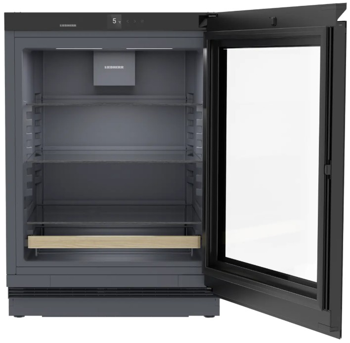 Ein leerer, dunkler Kühlschrank mit Glastür und vier Regalen.