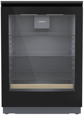 Ein schwarzer Kühlschrank mit Glastür und Regalen.