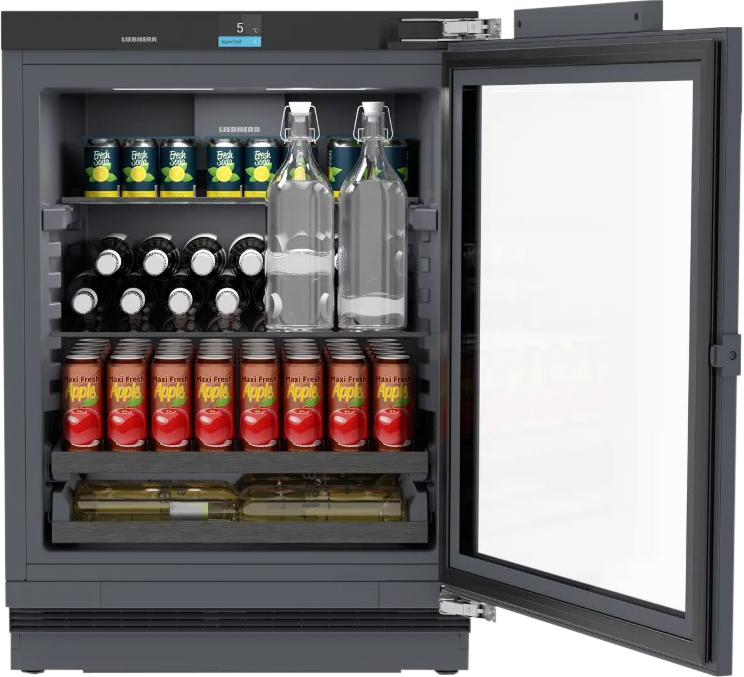 Ein geöffneter Kühlschrank mit Dosen, Flaschen und Wein.