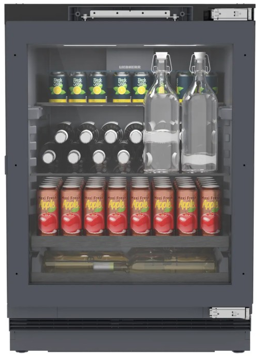 Kühlschrank mit Limodosen, Weinflaschen, Wasserflaschen und Apfelsaftdosen.