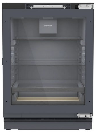 Ein leerer, moderner Kühlschrank mit Glastür und Regalen.
