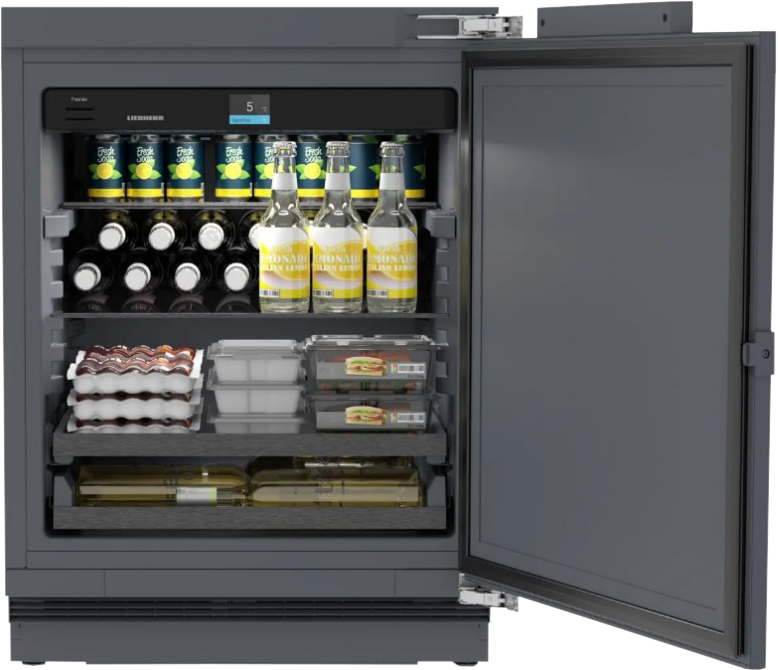 Ein offener Kühlschrank mit Dosen, Flaschen und verpackten Lebensmitteln.