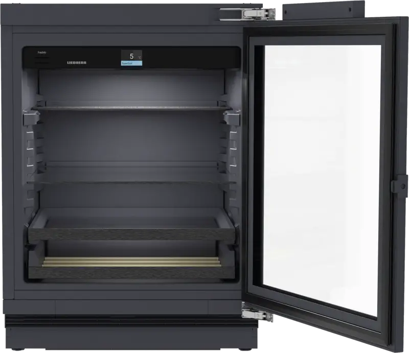 Ein offener dunkler Kühlschrank mit Glasfront und zwei Regalen.
