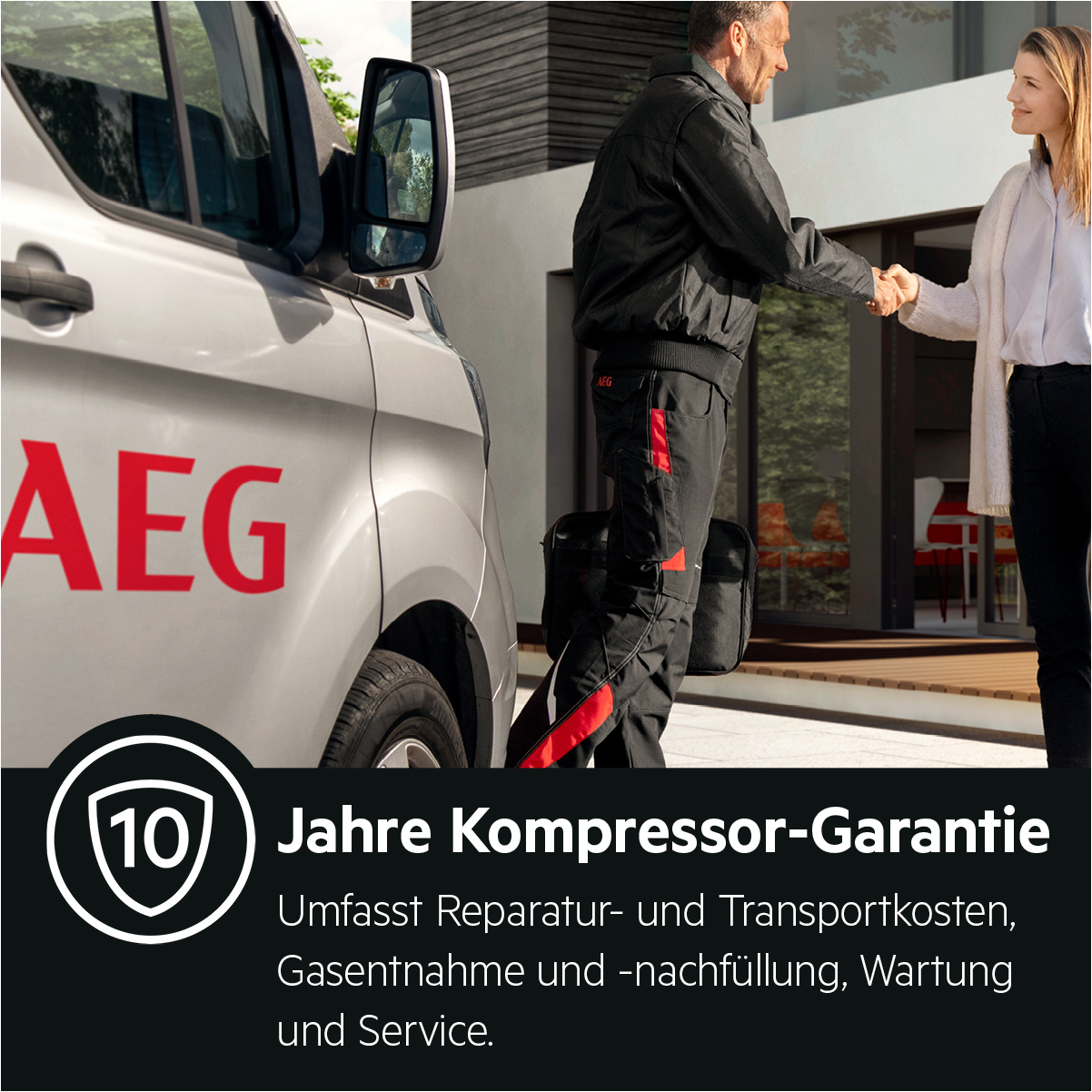 Mann in Arbeitskleidung schüttelt Frau die Hand vor AEG-Van.
