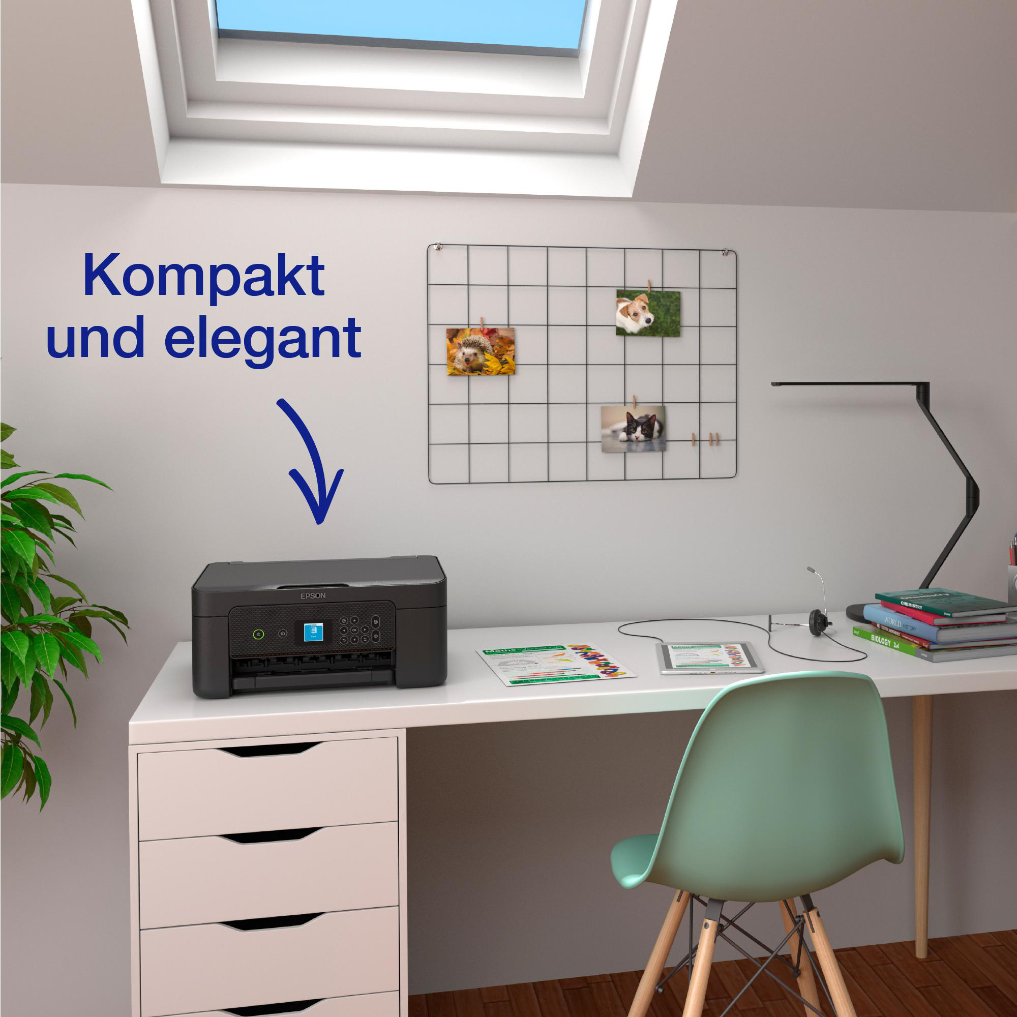 Ein schwarzer Drucker steht auf einem weißen Schreibtisch. Ein grüner Stuhl steht davor.