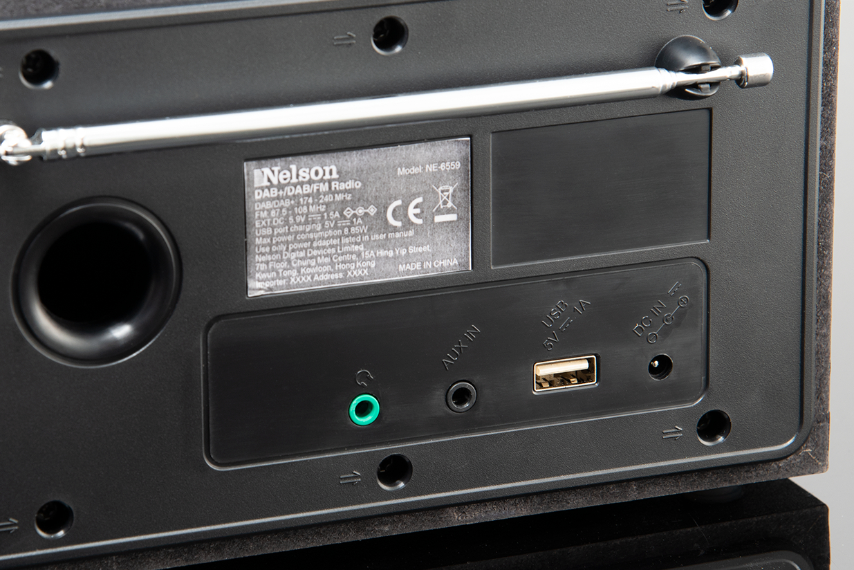 Rückseite eines Nelson Radios mit Anschlüssen: Aux In, USB, DC In.