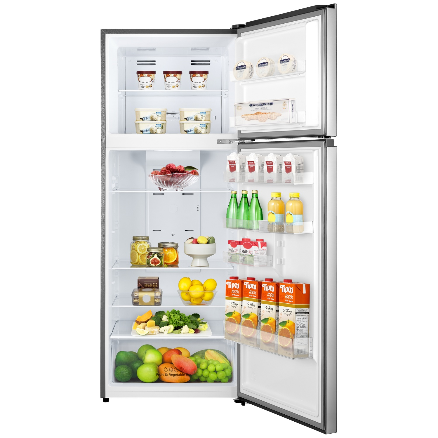 Réfrigérateur ouvert avec nourriture : crème glacée, fruits, boissons et légumes.