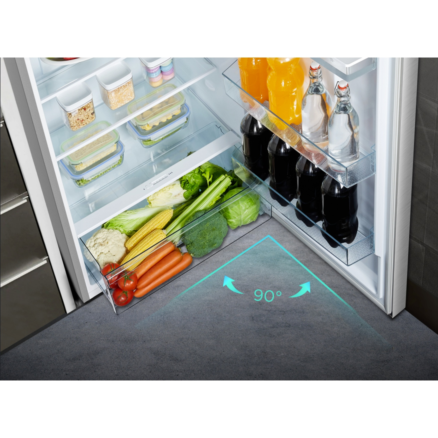 Réfrigérateur ouvert rempli de nourriture. Comprend des légumes, des boissons et des contenants.
