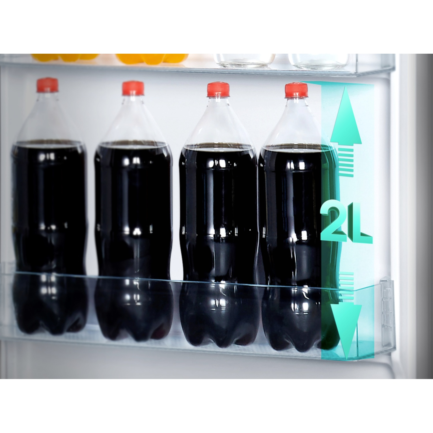 Quatre bouteilles de liquide sombre à bouchons rouges sur une étagère de réfrigérateur.