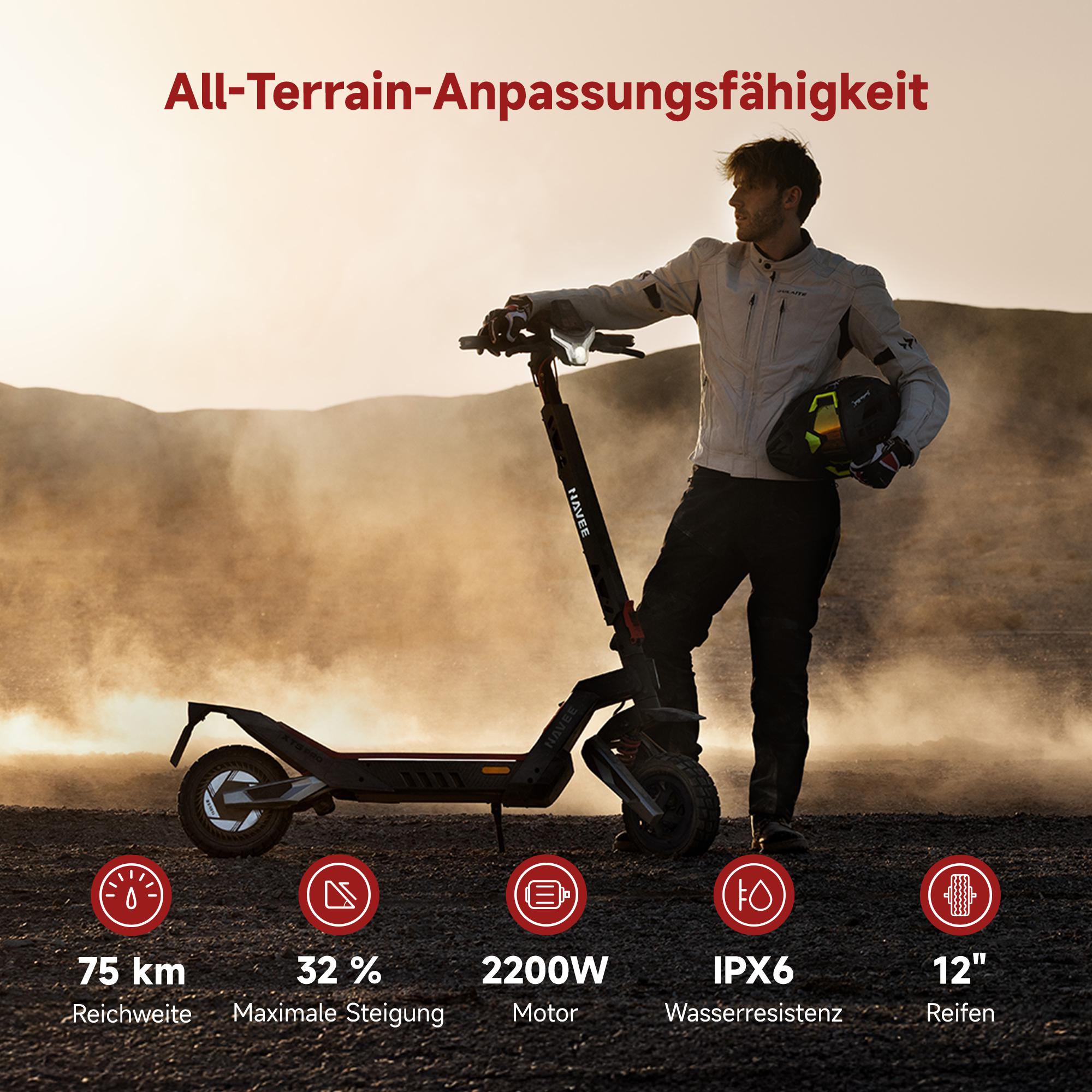 Mann mit Elektroroller und Helm in staubiger, bergiger Landschaft. Mit technischen Daten.