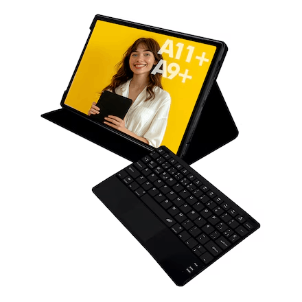 Una tableta con una mujer y un teclado sobre fondo blanco.