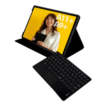 Una tableta que muestra a una mujer y un teclado negro delante.