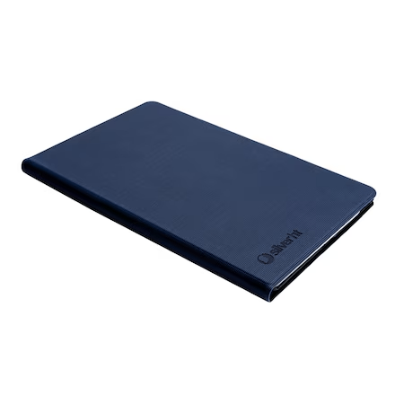 Funda azul oscuro para tablet con patrón en relieve y logo.