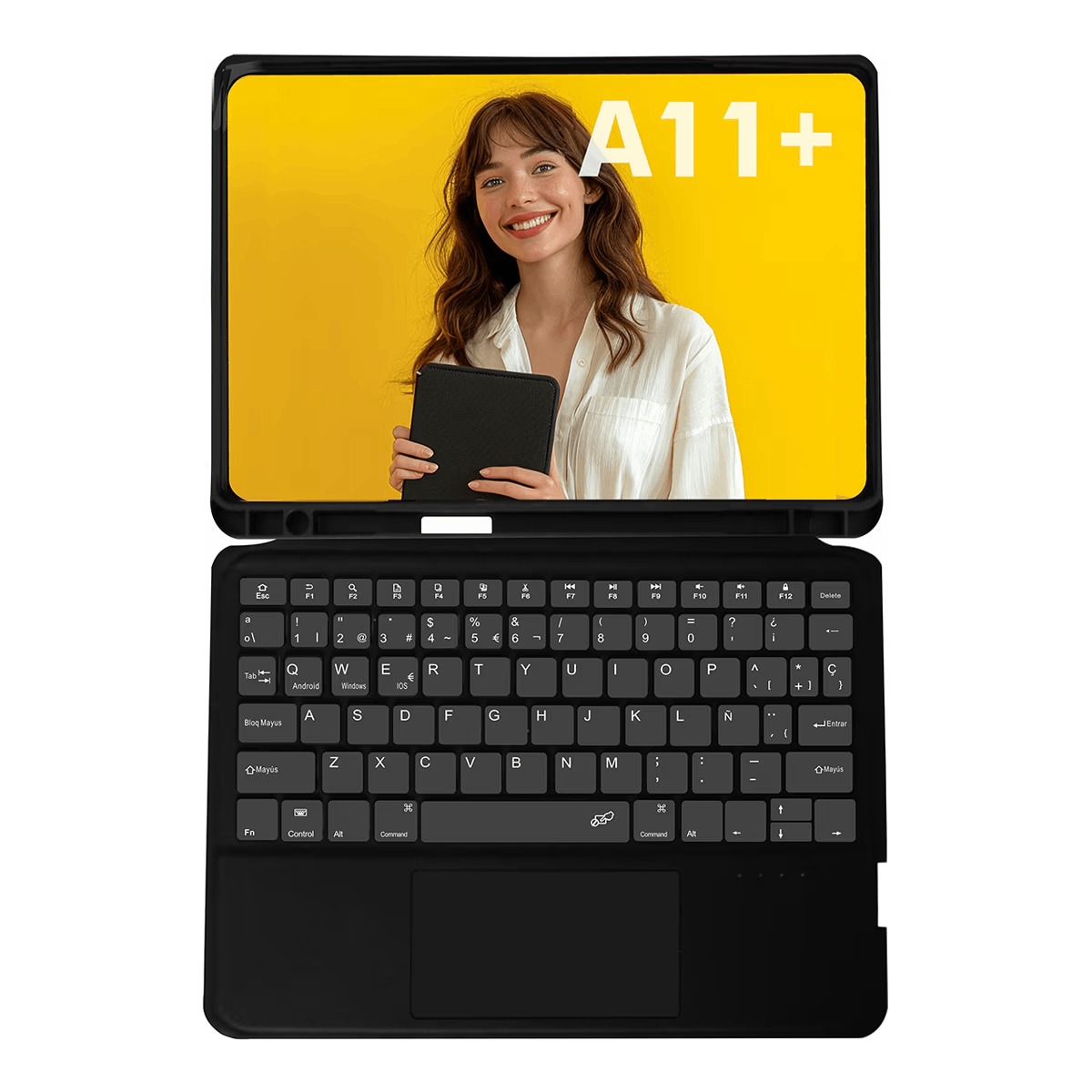 Una mujer sostiene una tableta frente a un fondo amarillo con "A11+" en pantalla.