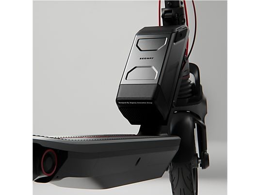 Primer plano de un patinete eléctrico negro con logo "Segway" sobre fondo gris.