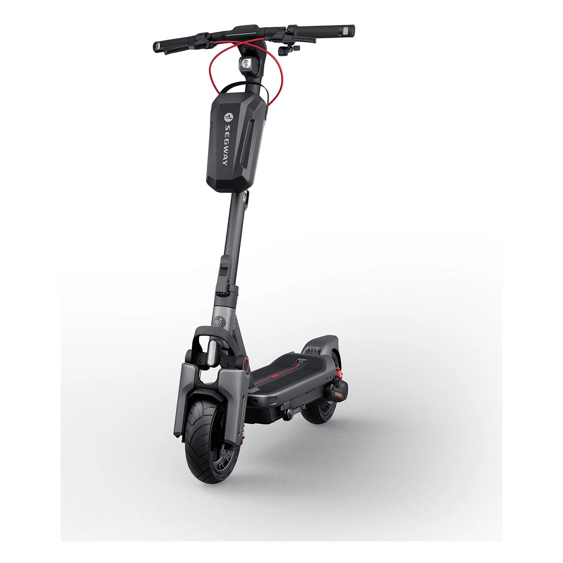 Un patinete eléctrico gris con caja de almacenamiento negra y cable rojo sobre fondo blanco.