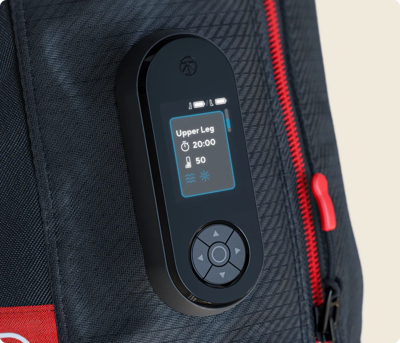 Un dispositivo de control negro con pantalla en una bolsa negra con cremallera roja.