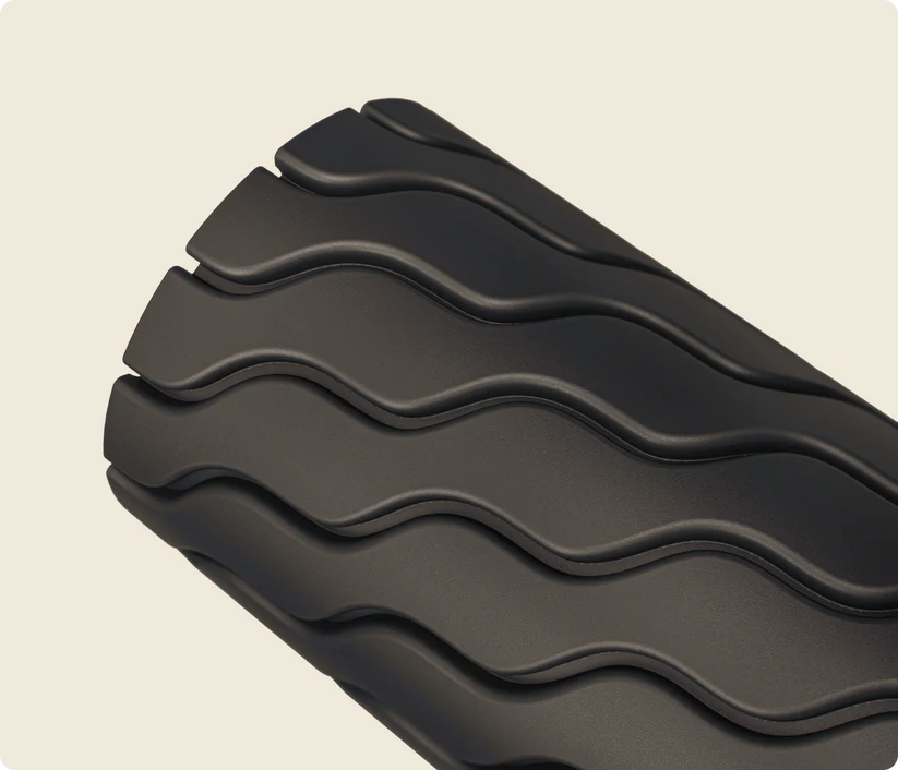 Rodillo de espuma negro con textura ondulada, vista cercana.