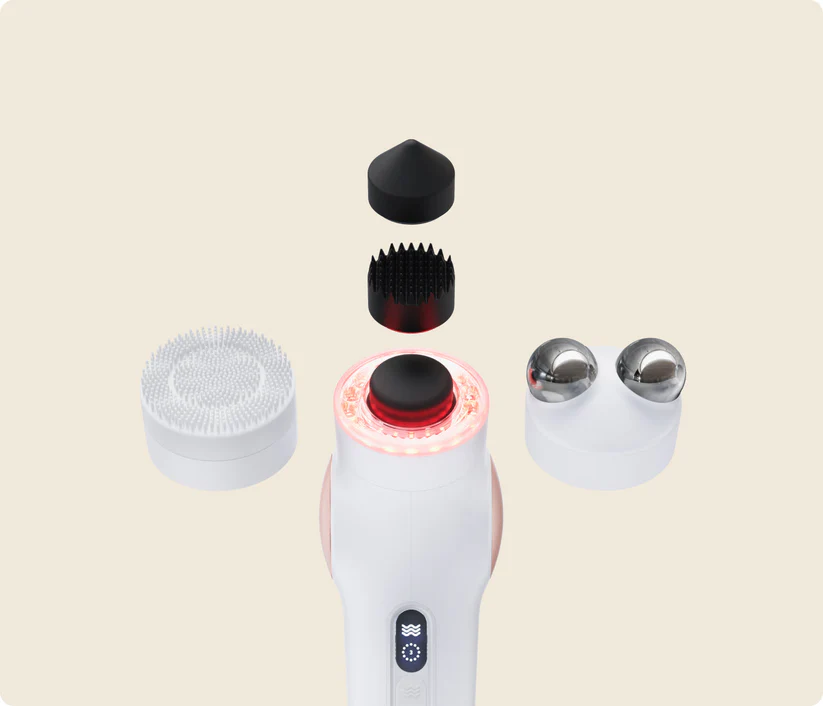 Un dispositivo facial blanco con accesorios: cepillo de silicona, cabezal de pinchos, cono y rodillos.