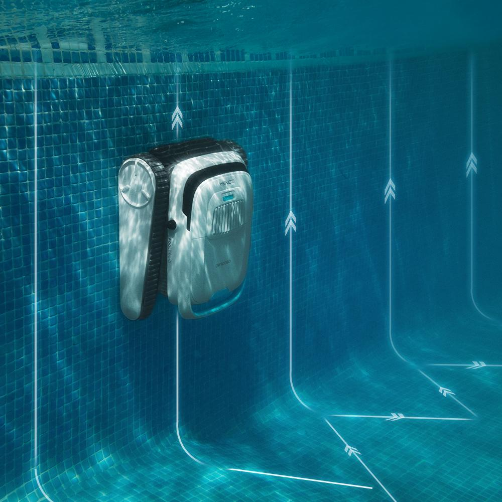 Un limpiafondos limpia la pared alicatada de una piscina bajo el agua.