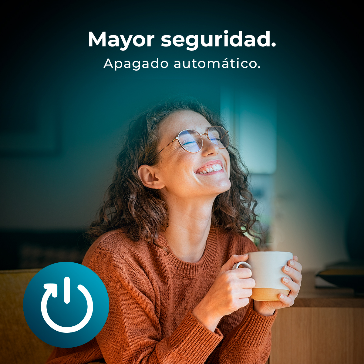 Una mujer sonriente con gafas sostiene una taza humeante. Un icono de encendido a la izquierda.