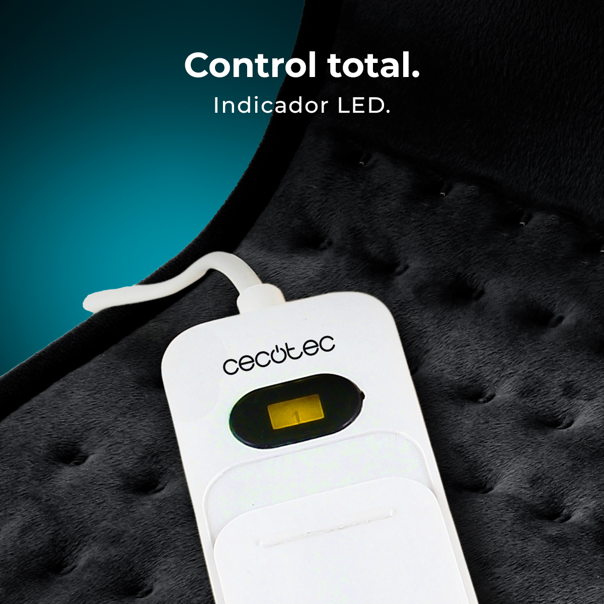 Mando blanco con pantalla LED amarilla sobre manta negra.