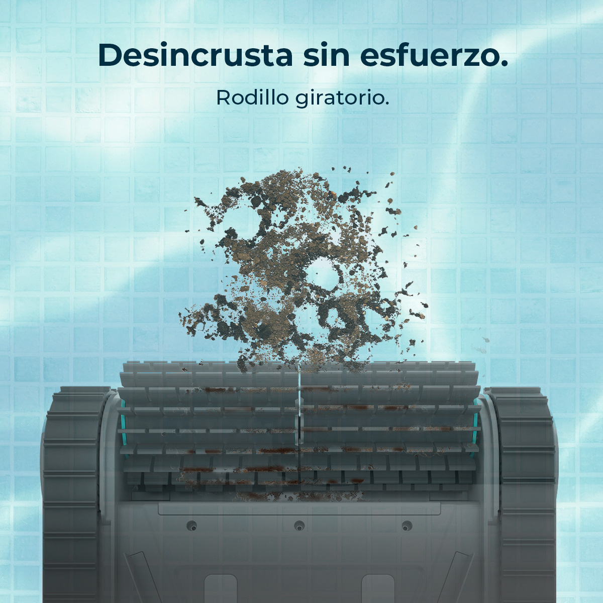 Un robot limpiador de piscinas con cepillos giratorios desprende suciedad.