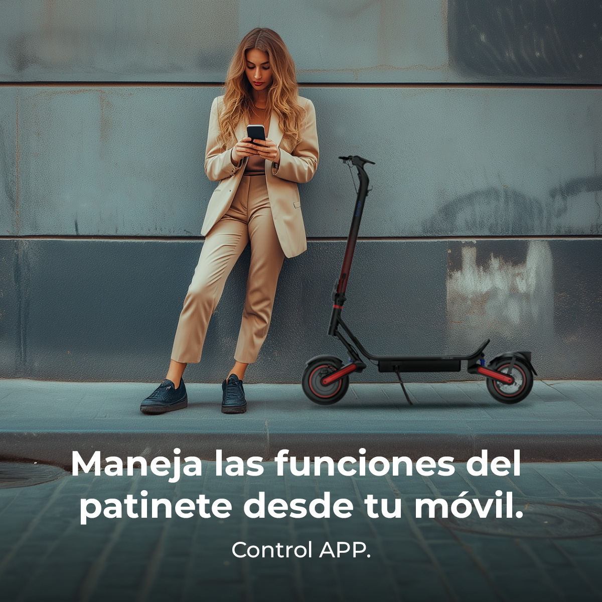Mujer con móvil junto a patinete eléctrico por pared gris.