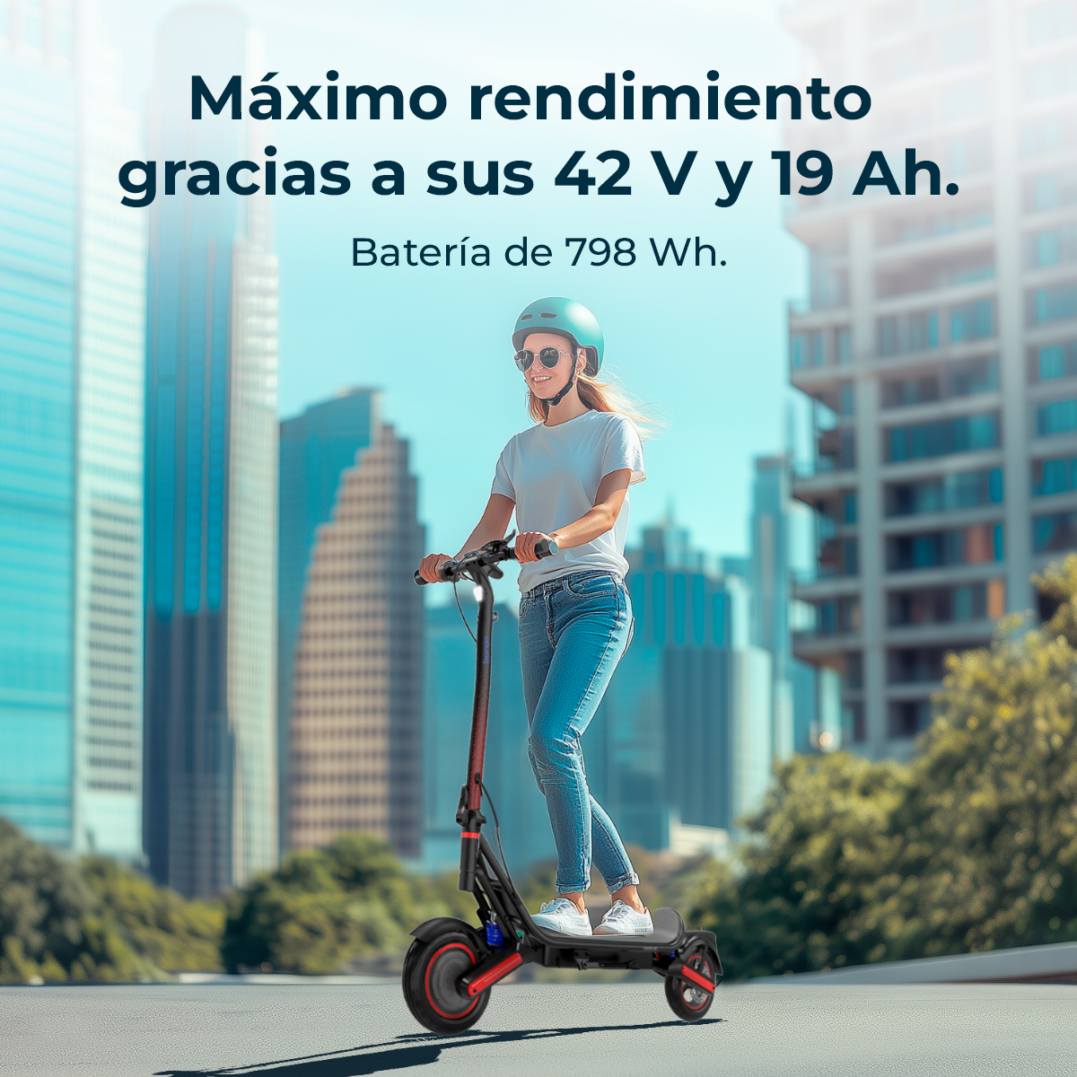 Una mujer monta un patinete eléctrico en la ciudad, con casco y vaqueros.