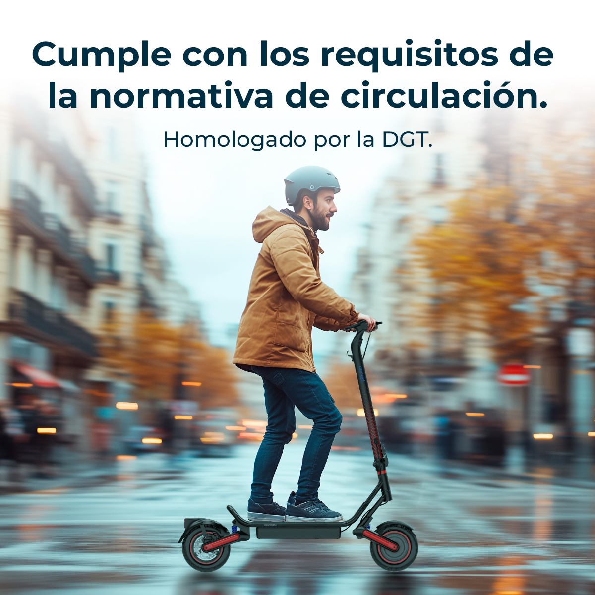 Hombre en patinete eléctrico en ciudad, lluvia, hojas de otoño. Lleva casco y chaqueta.