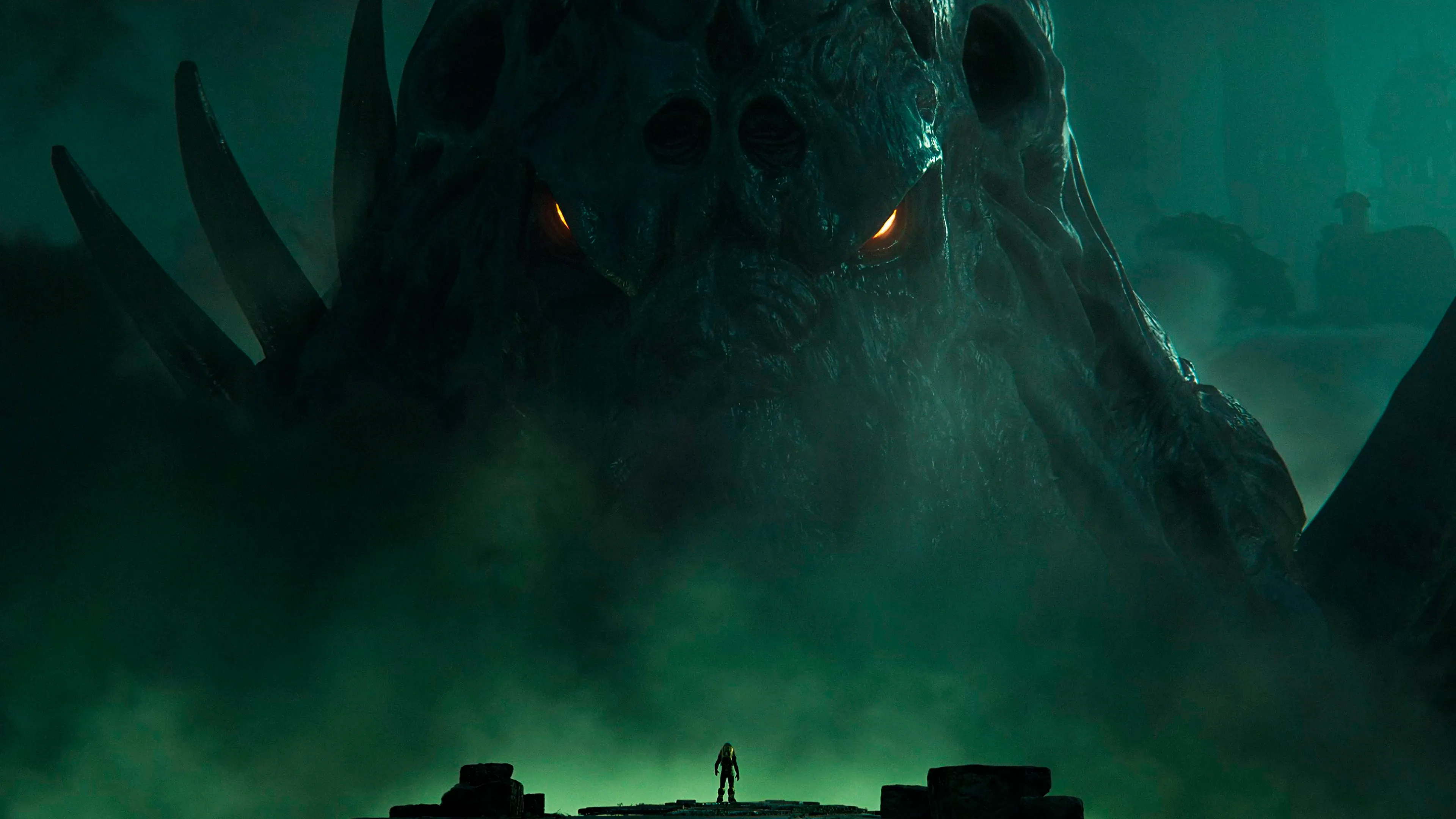 Un petit humain face à un monstre géant et menaçant dans le brouillard.