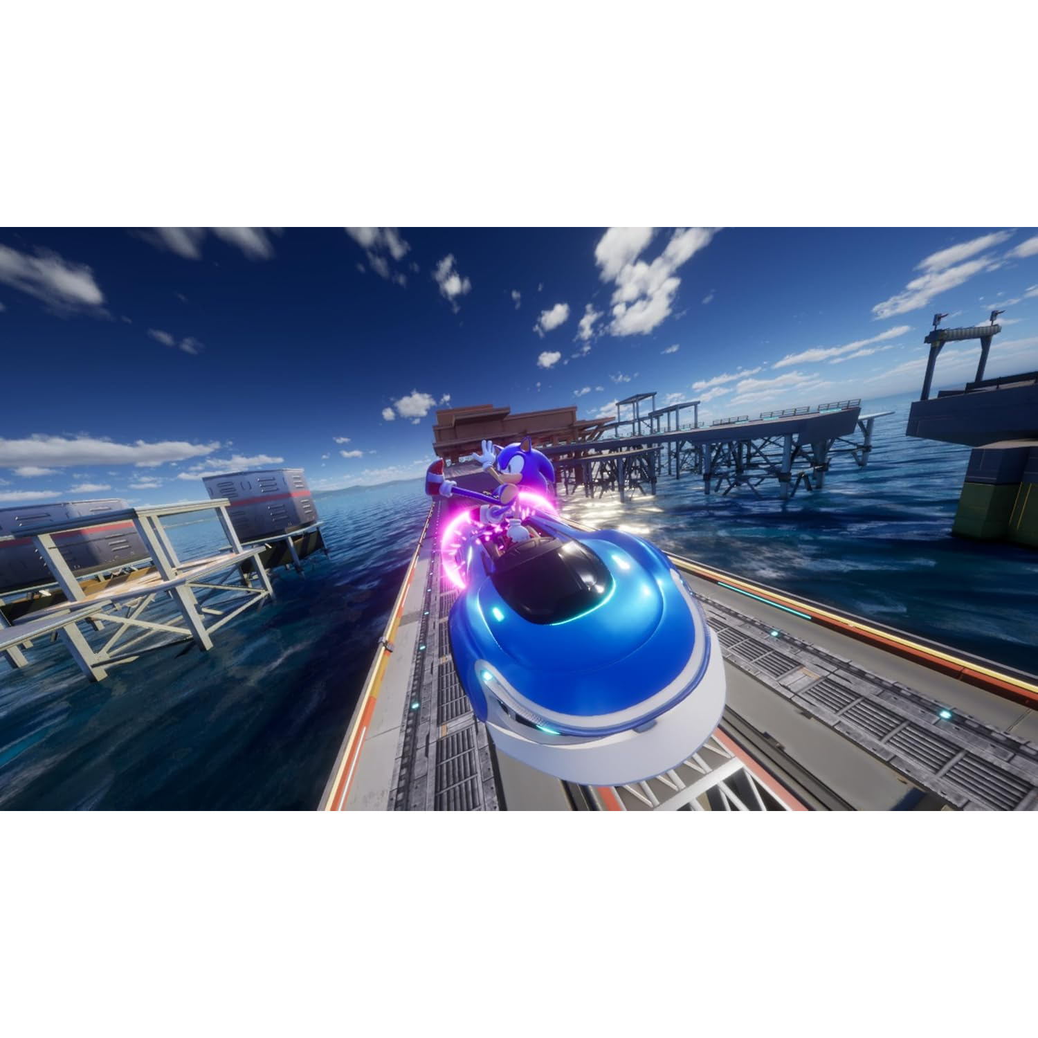 Sonic racet op een blauw-wit circuit over water, met pieren op de achtergrond.