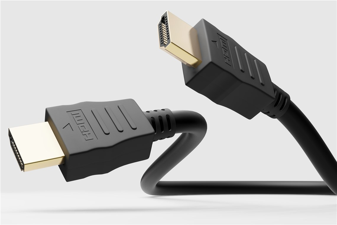 Zwei HDMI-Kabel mit goldenen Steckern und schwarzen Gehäusen auf hellem Hintergrund.