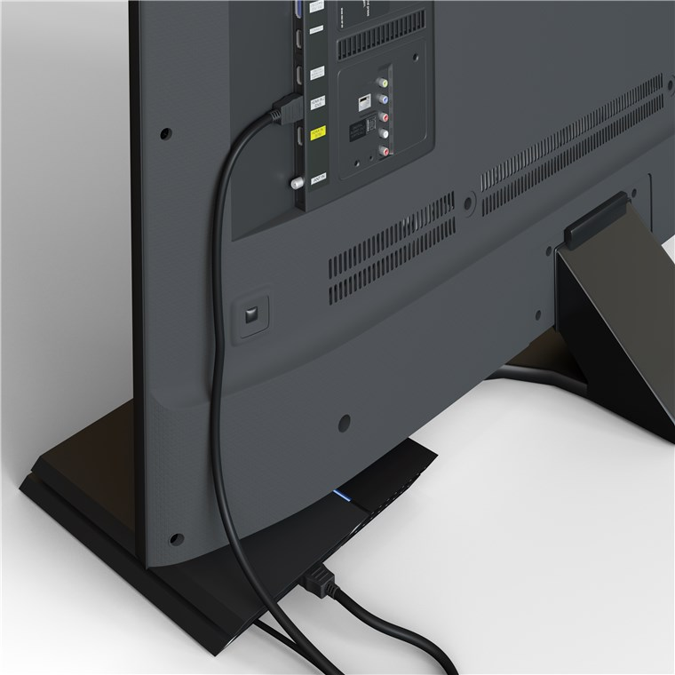 Ein schwarzes Kabel ist an den HDMI-Anschluss eines Fernsehers angeschlossen.