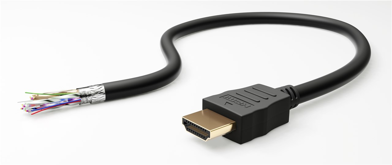 Ein HDMI-Kabel mit freigelegten bunten Drähten und einem schwarzen Stecker.