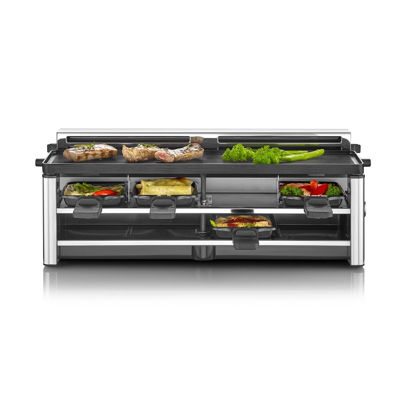 Ein Raclettegerät mit Steaks und Gemüse auf dem Rost und in den Pfännchen.