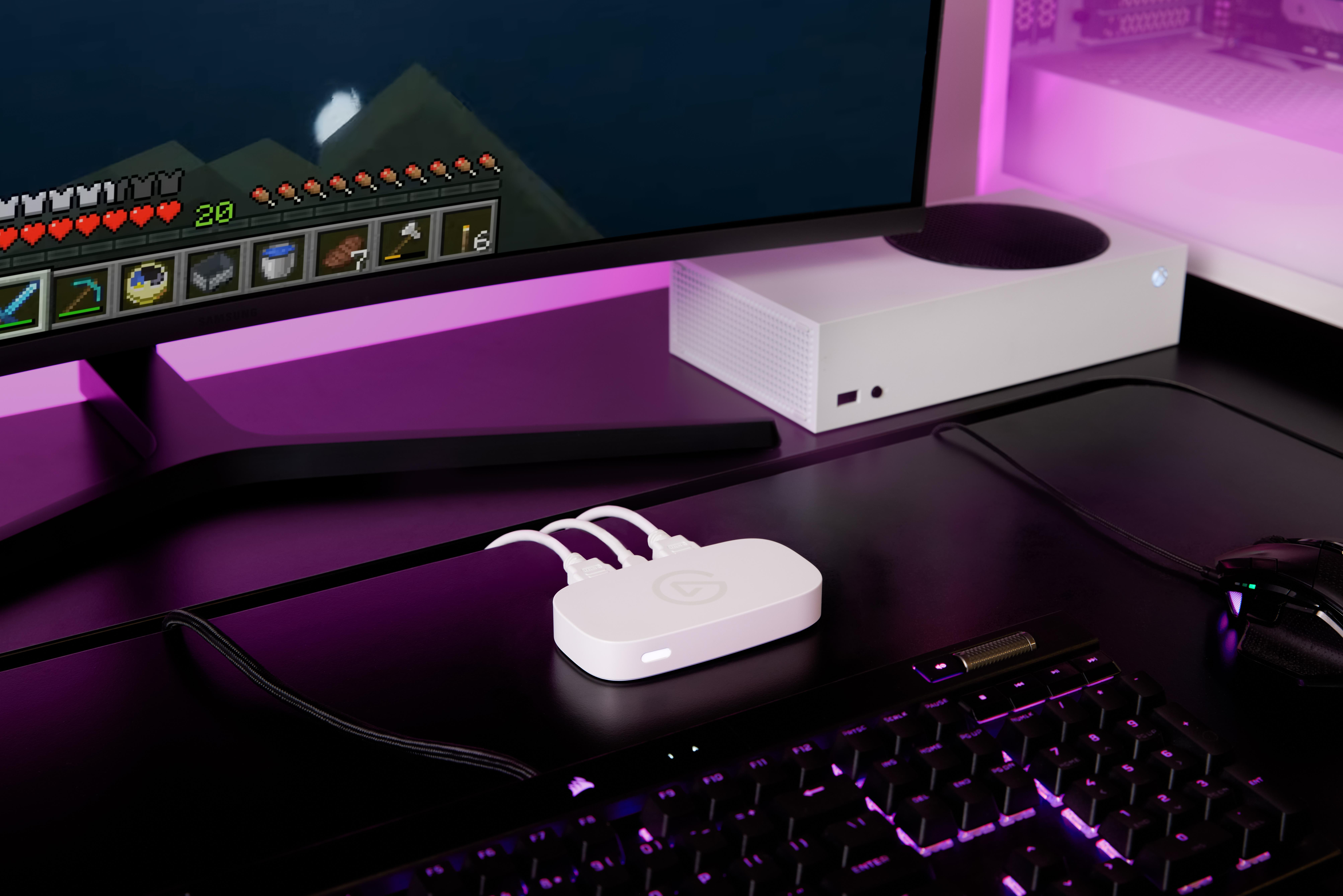 Gaming-Setup mit Minecraft auf dem Monitor, Xbox Series S, Tastatur, Maus und Capture Card.