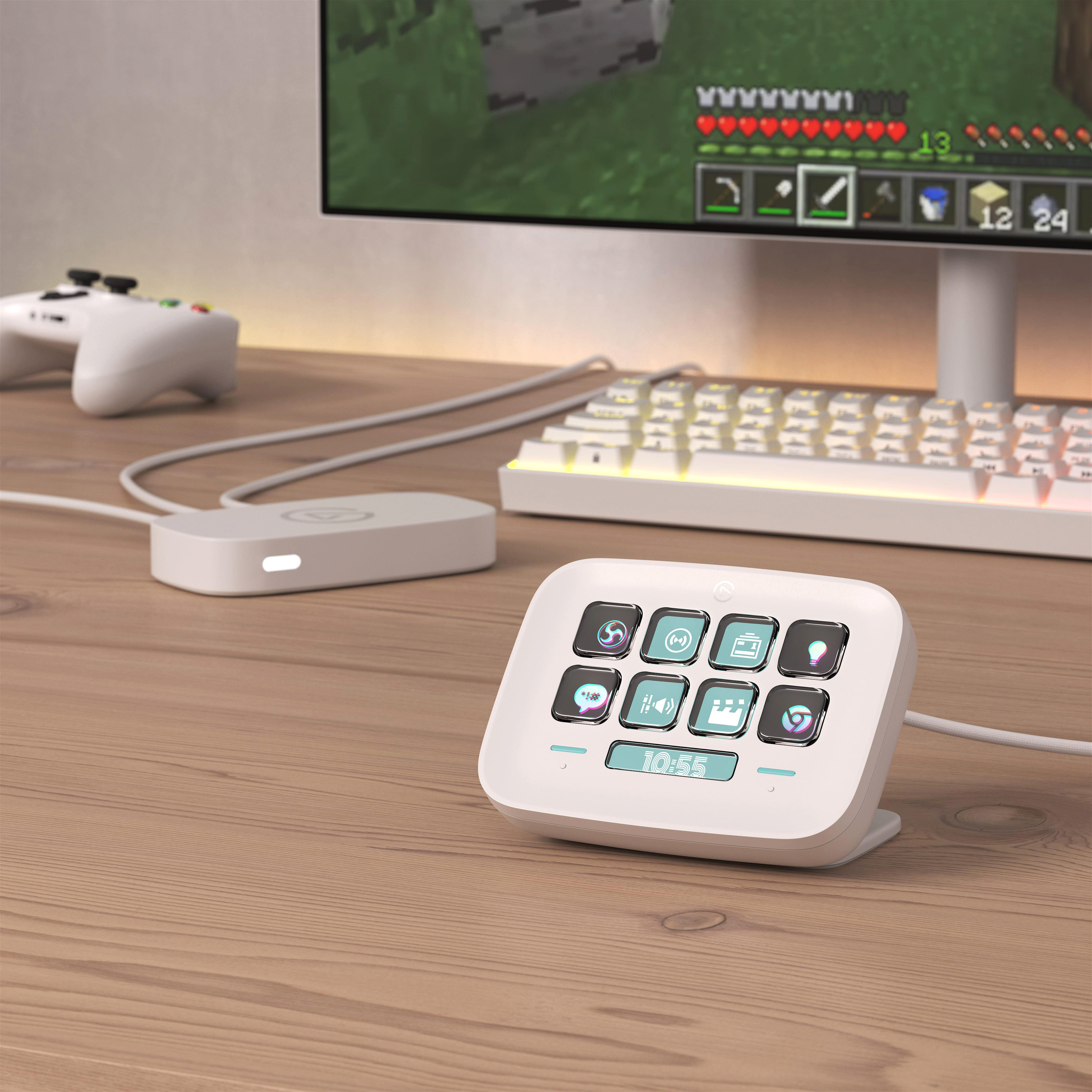 Ein weißes Stream Deck mit 12 Tasten, Tastatur, Maus und Controller auf einem Holztisch.