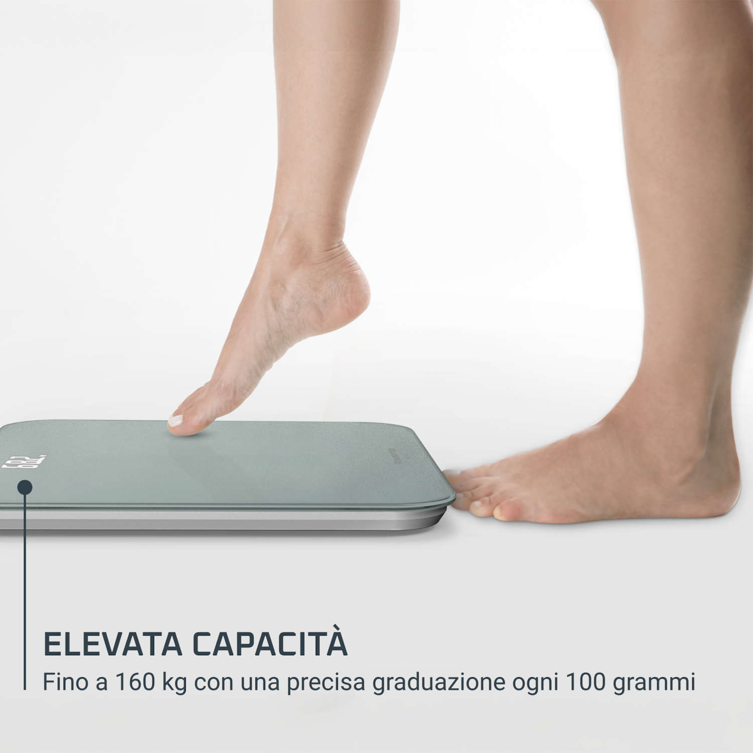 Un piede sale su una bilancia grigia. Testo accanto.