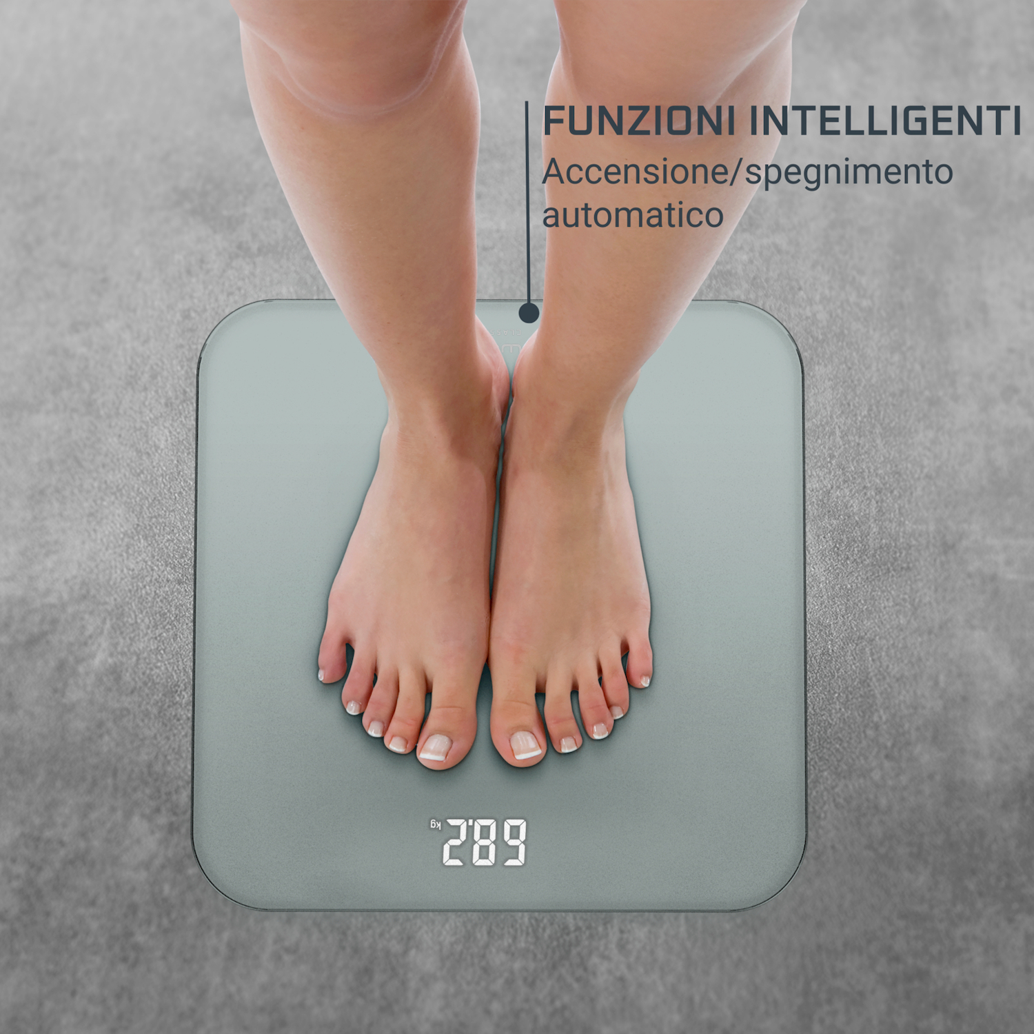 Piedi su una bilancia grigia che mostra 28,9 kg. Funzioni intelligenti.